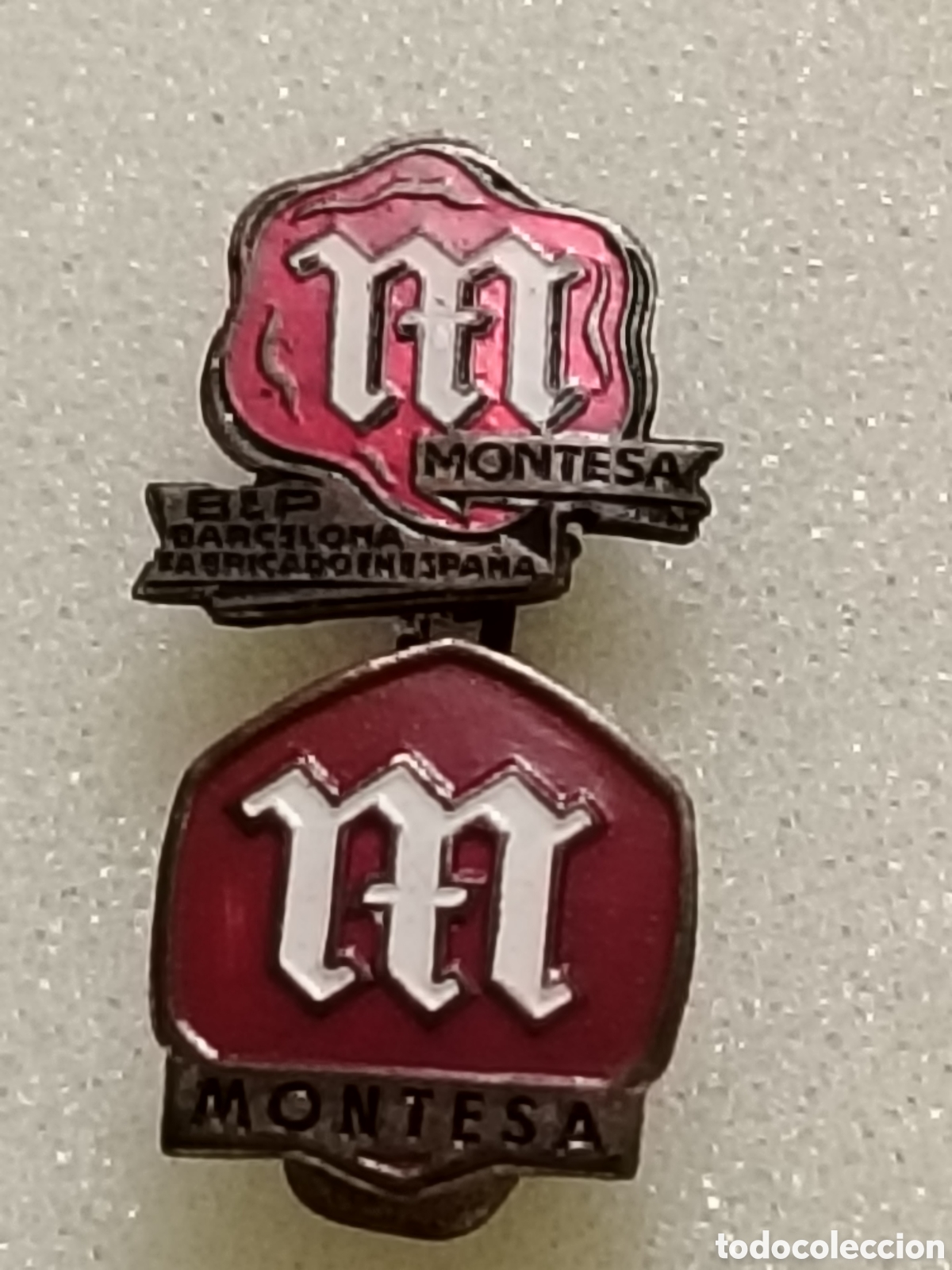 Pins de colecci&oacute;n: Dos insignias antiguas la marca de motos Montesa