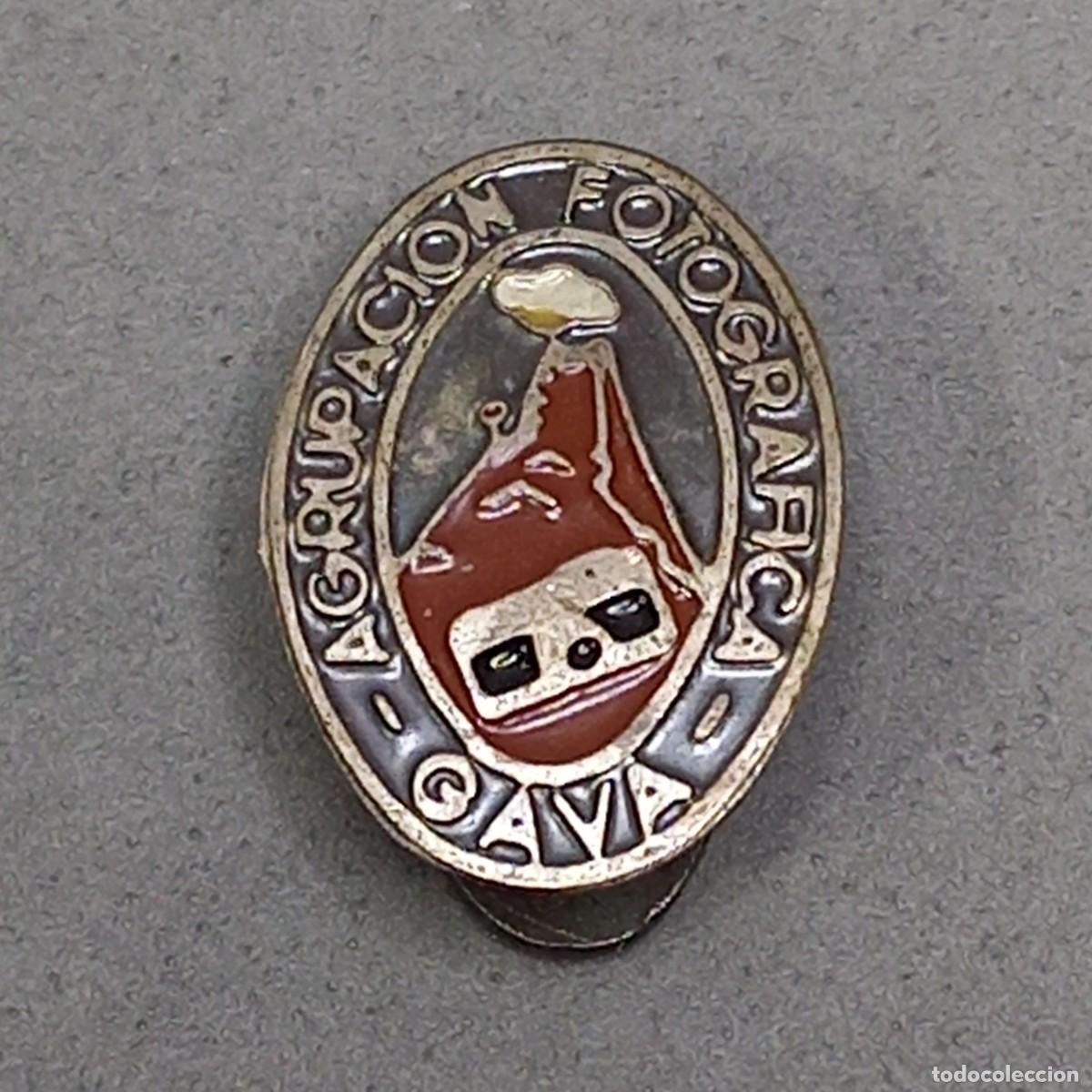 Pin's de collection: Antigua insignia para ojal de la AGRUPACI&Oacute; FOTOGR&Agrave;FICA DE GAV&Agrave;. A&ntilde;os 60.