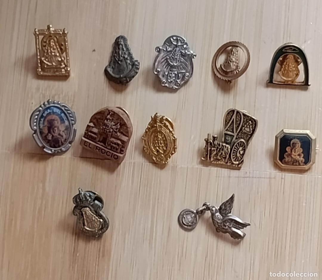 Pins de colecci&oacute;n: Lote 12 Pines e Insignias Virgen del Roc&iacute;o y Romer&iacute;a - Escudos, Medallas y Grabados