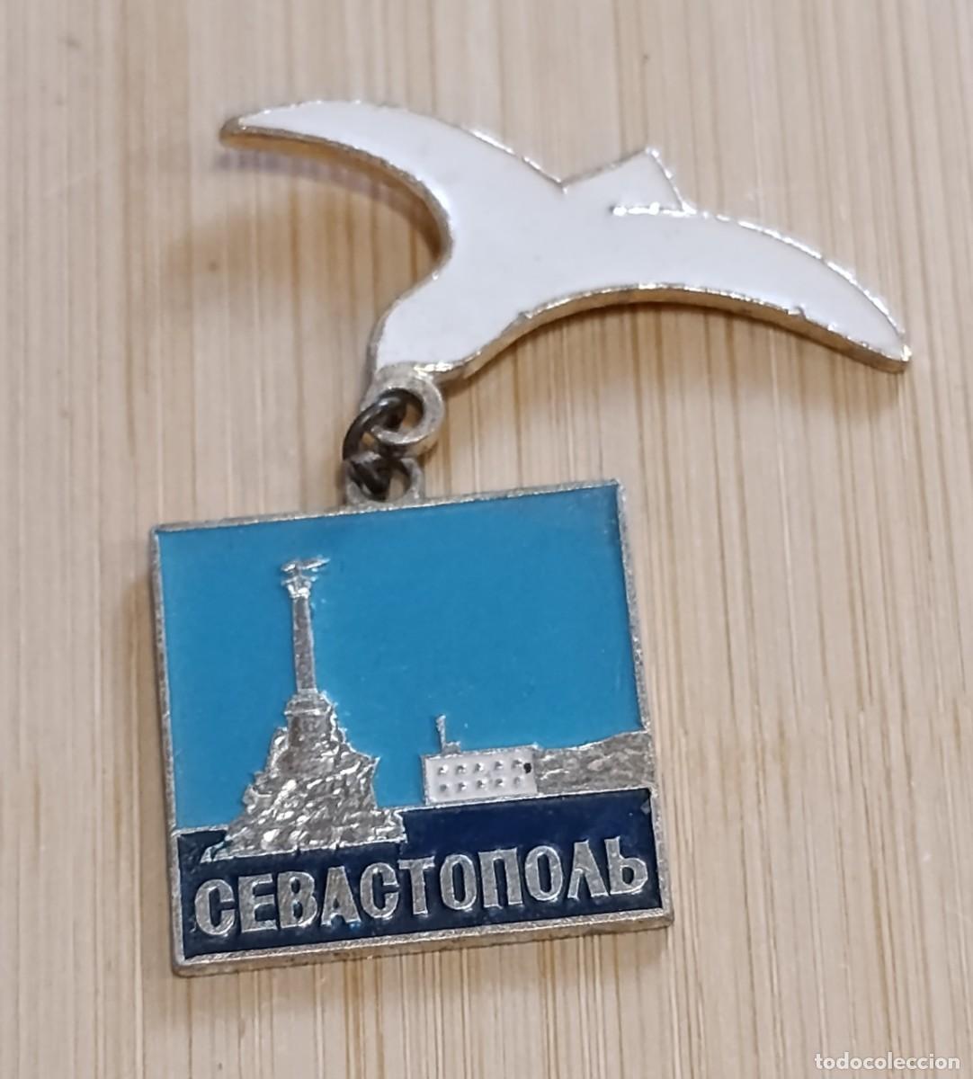 Pin's de collection: Pin Vintage Sovi&eacute;tico URSS Sebastopol Monumento Barcos Hundidos (Para Reparar / Piezas)