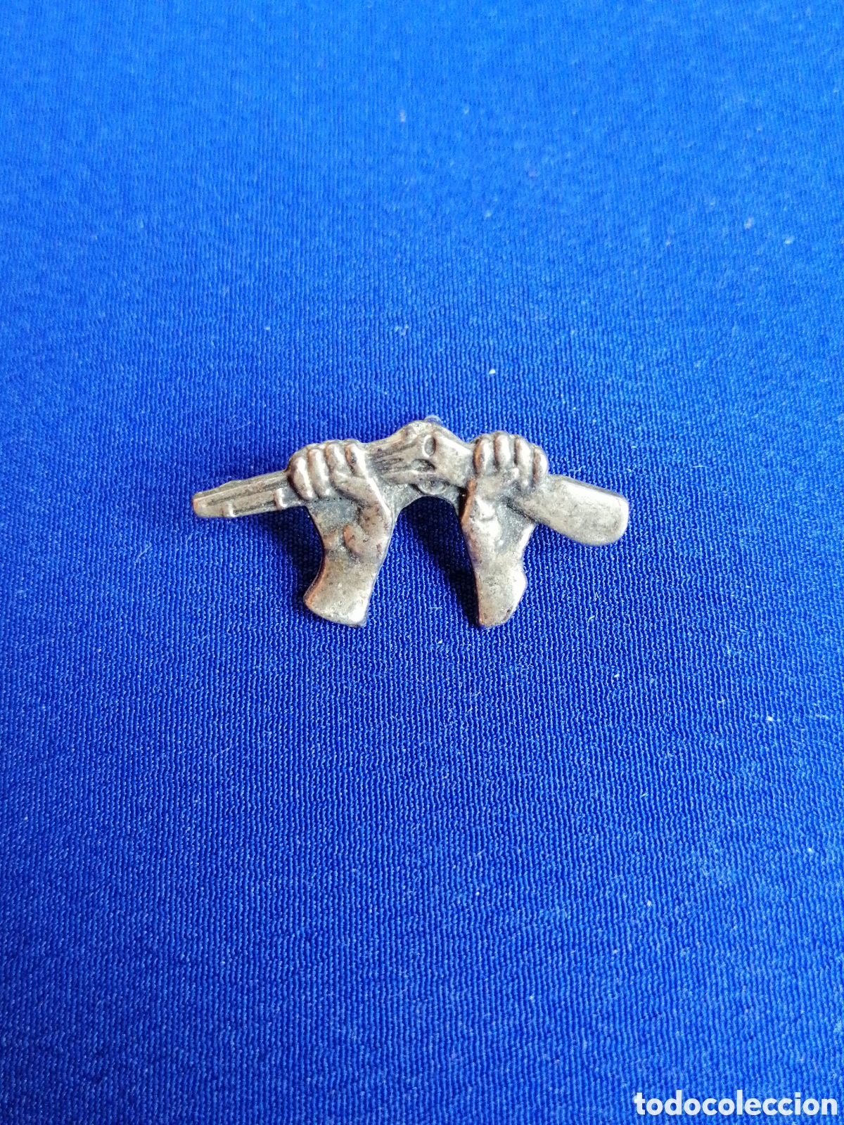 Collection pins: ANTI GUERRA ANTI MILITAR RIFLE ROTO PIN