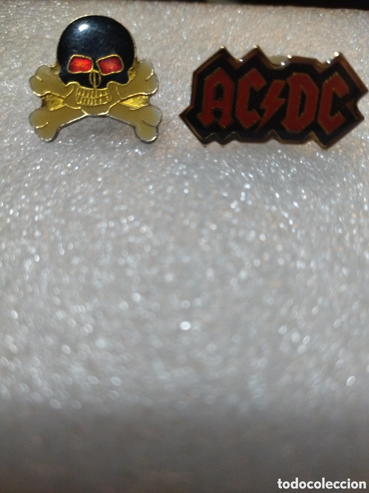 Pins de colecci&oacute;n: Pins rockeros. AC/DC y Calavera con tibias. A&ntilde;os noventa.