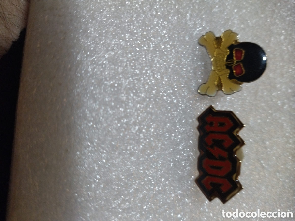 Pins de colecci&oacute;n: Pins rocieros. AC/DC y Calavera con tibias. A&ntilde;os noventa.