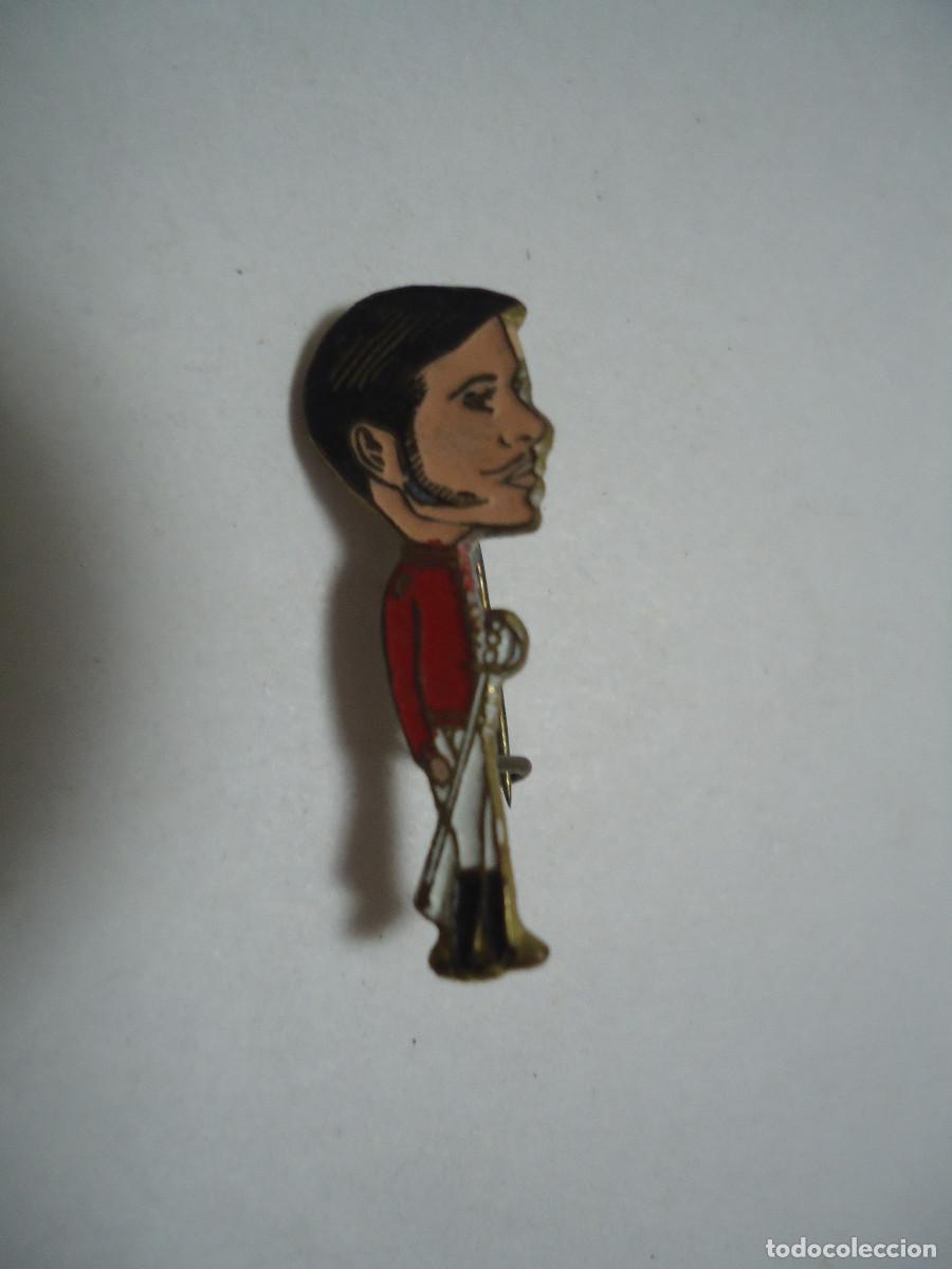 Collection pins: INSIGNIA DE ALFILER ANTIGUA CON UN PERSONAJE. NO SE A QUE PERTENECE. -- 24