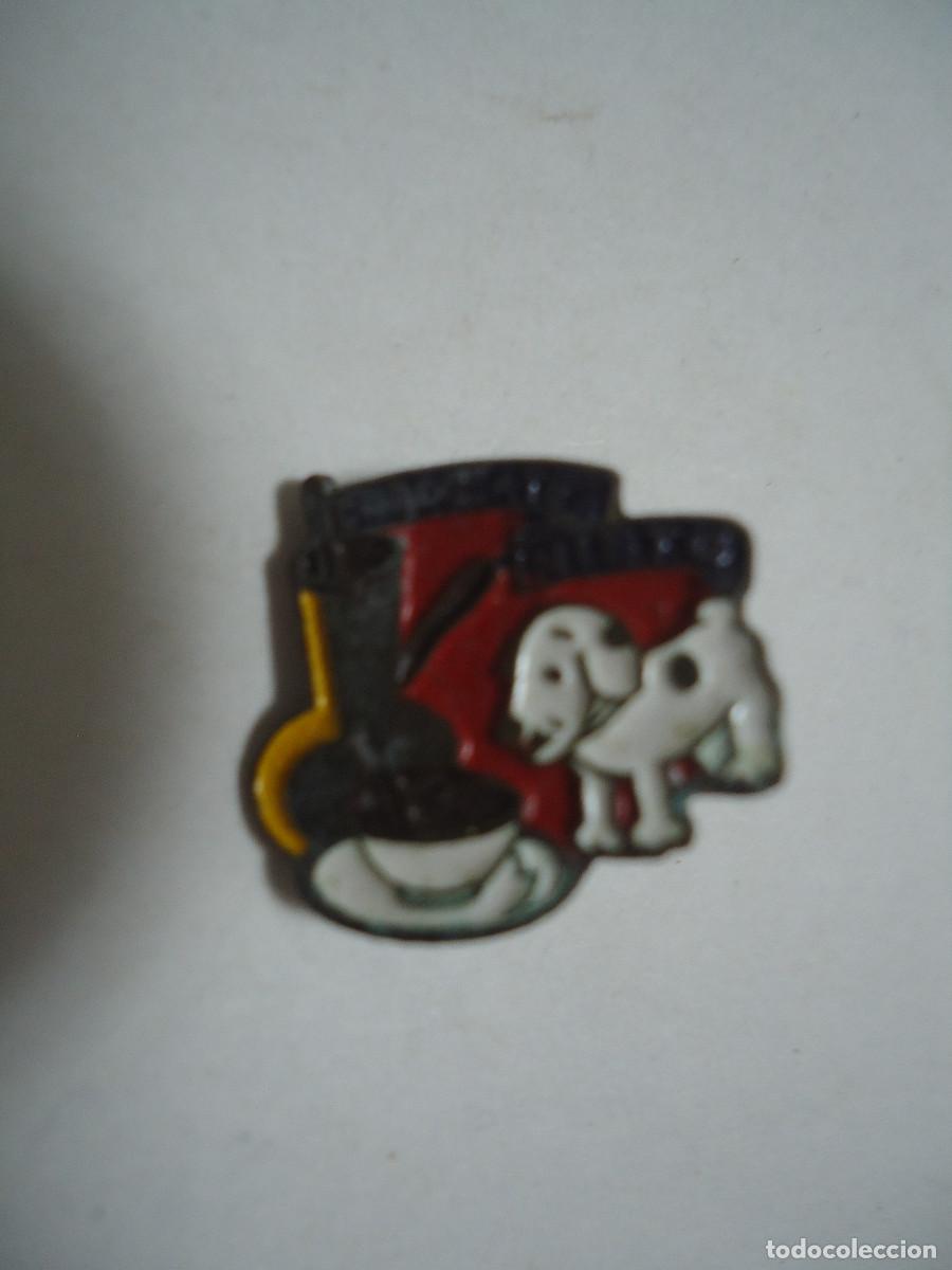 Sammlung von Pins: INSIGNIA DE ALFILER ANTIGUA CON PUBLICIDAD DE CHOCOLATES NIETO. -- 24