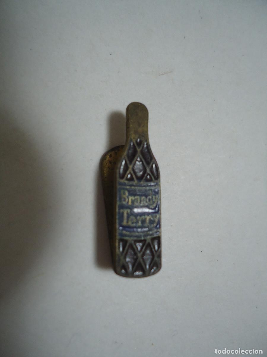 Collection pins: INSIGNIA DE SOLAPA ANTIGUA CON PUBLICIDAD DE BRANDY TERRY. RARA. COLOR AZUL. -- 24