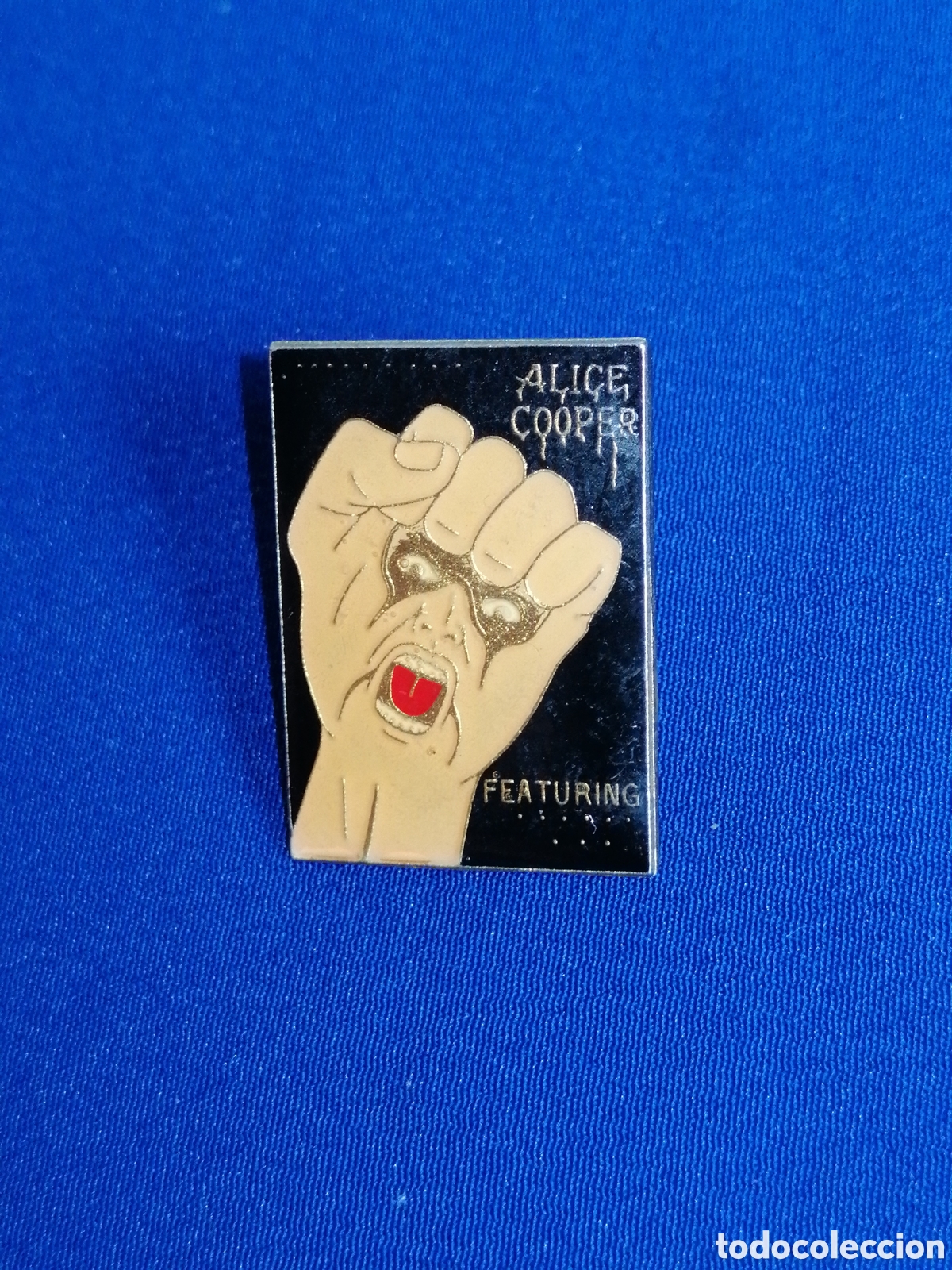 Pin's de collection: ALICE COOPER - GRUPO DE ROCK - FIST AND YELL