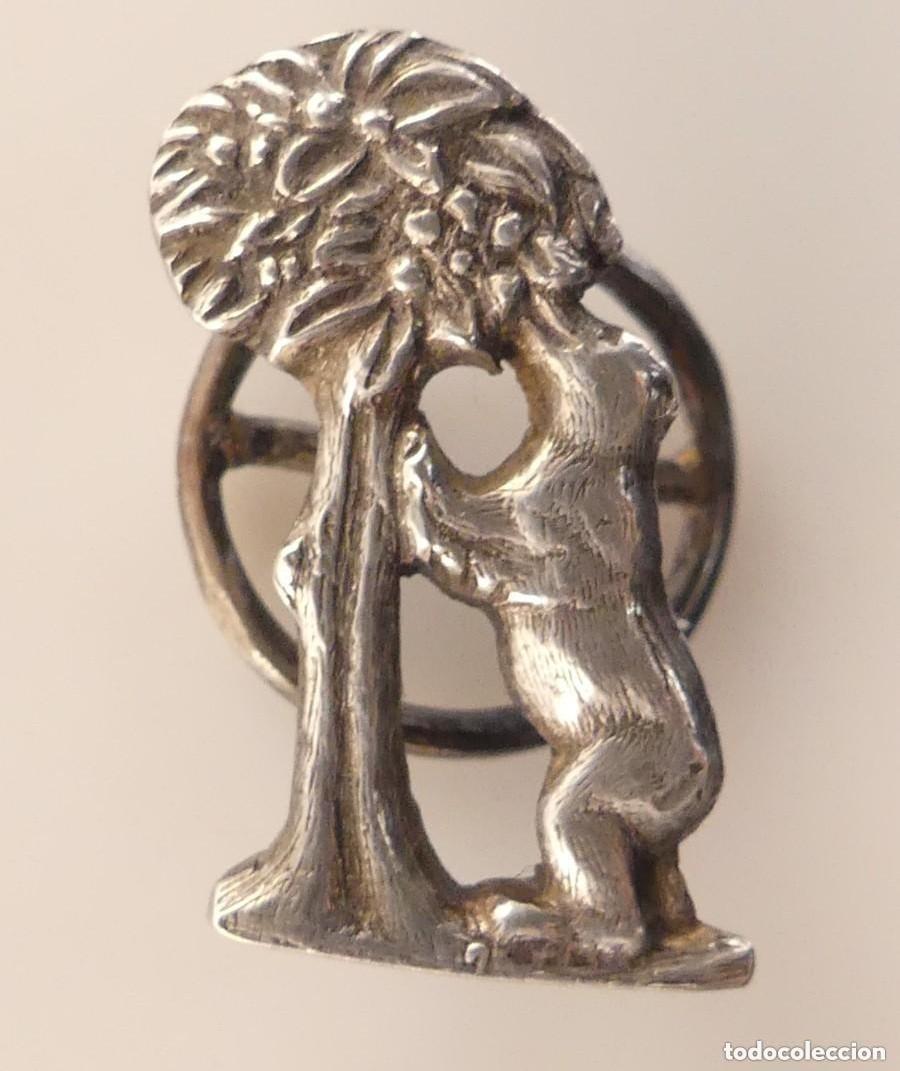 Pins de colecci&oacute;n: Antigua insignia de ojal del Oso y el Madro&ntilde;o - Emblema solapa escudo de Madrid. Fabricada en plata