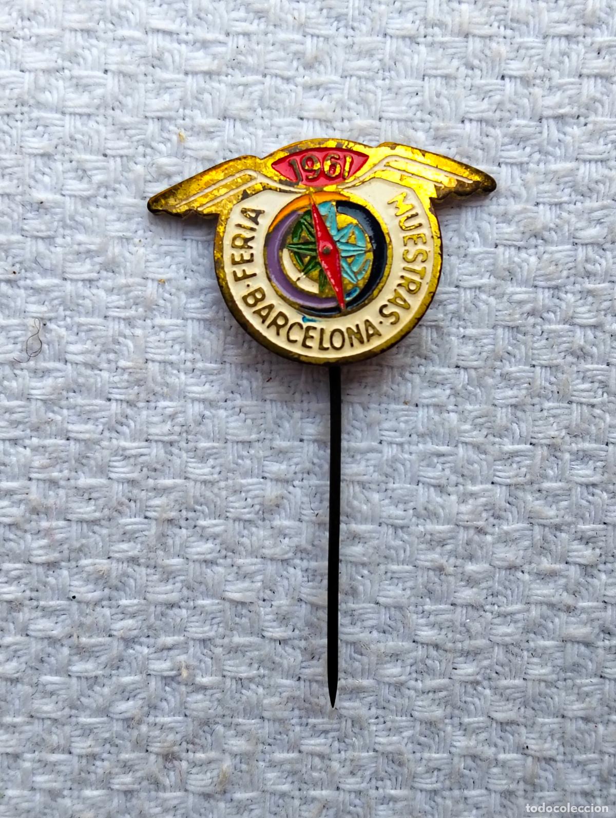 Collection pins: Pin antiguo broche insignia escudo feria de muestras de Barcelona 1961