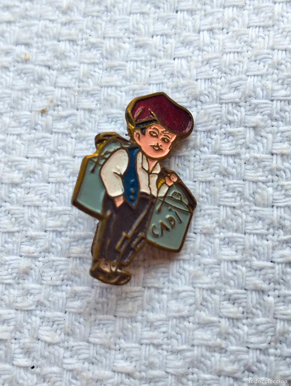 Collection pins: Pin antiguo broche insignia ni&ntilde;o lleando dos jarras de leche o queso cad&iacute;