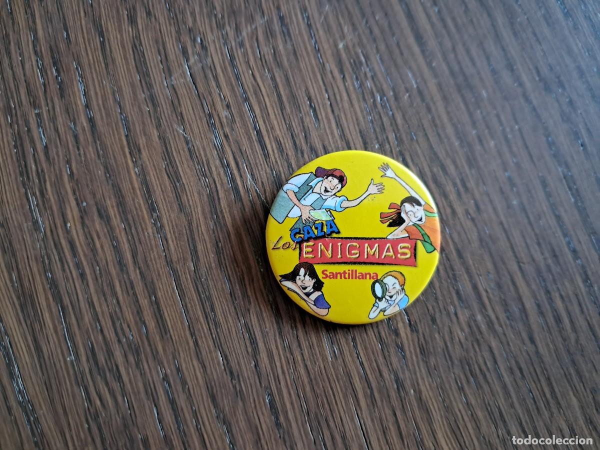 Sammlung von Pins: Chapa/pin merchandising Libro Los caza enigmas. Literatura juvenil. Editorial Santillana