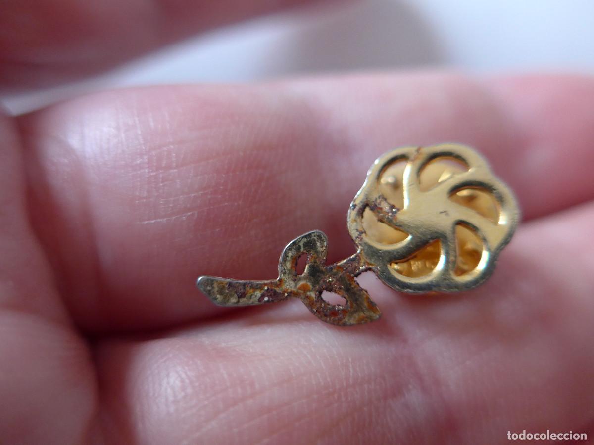 Pin's de collection: PIN EN FORMA DE ROSA