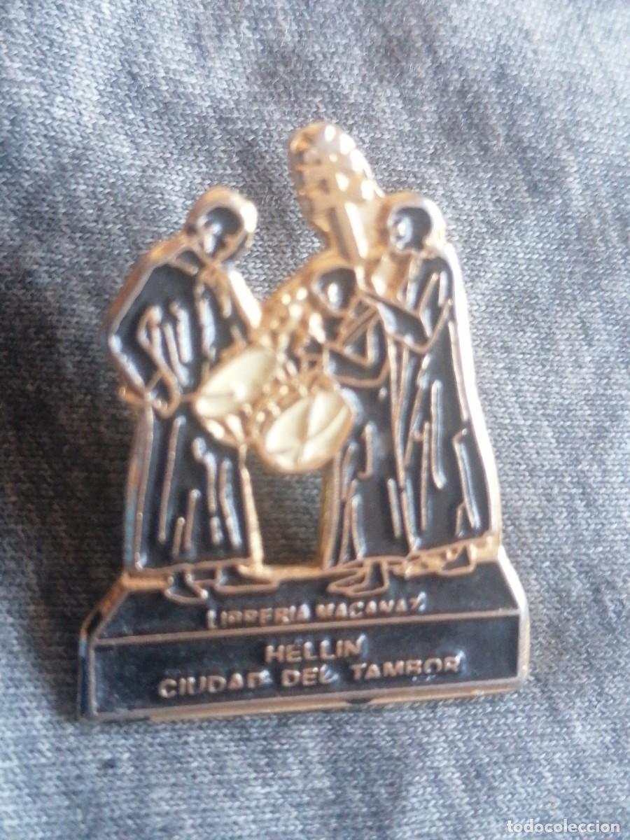 Pins de colecci&oacute;n: Pin conmemorativo PIN ciudad Hell&iacute;n ciudad del tambor
