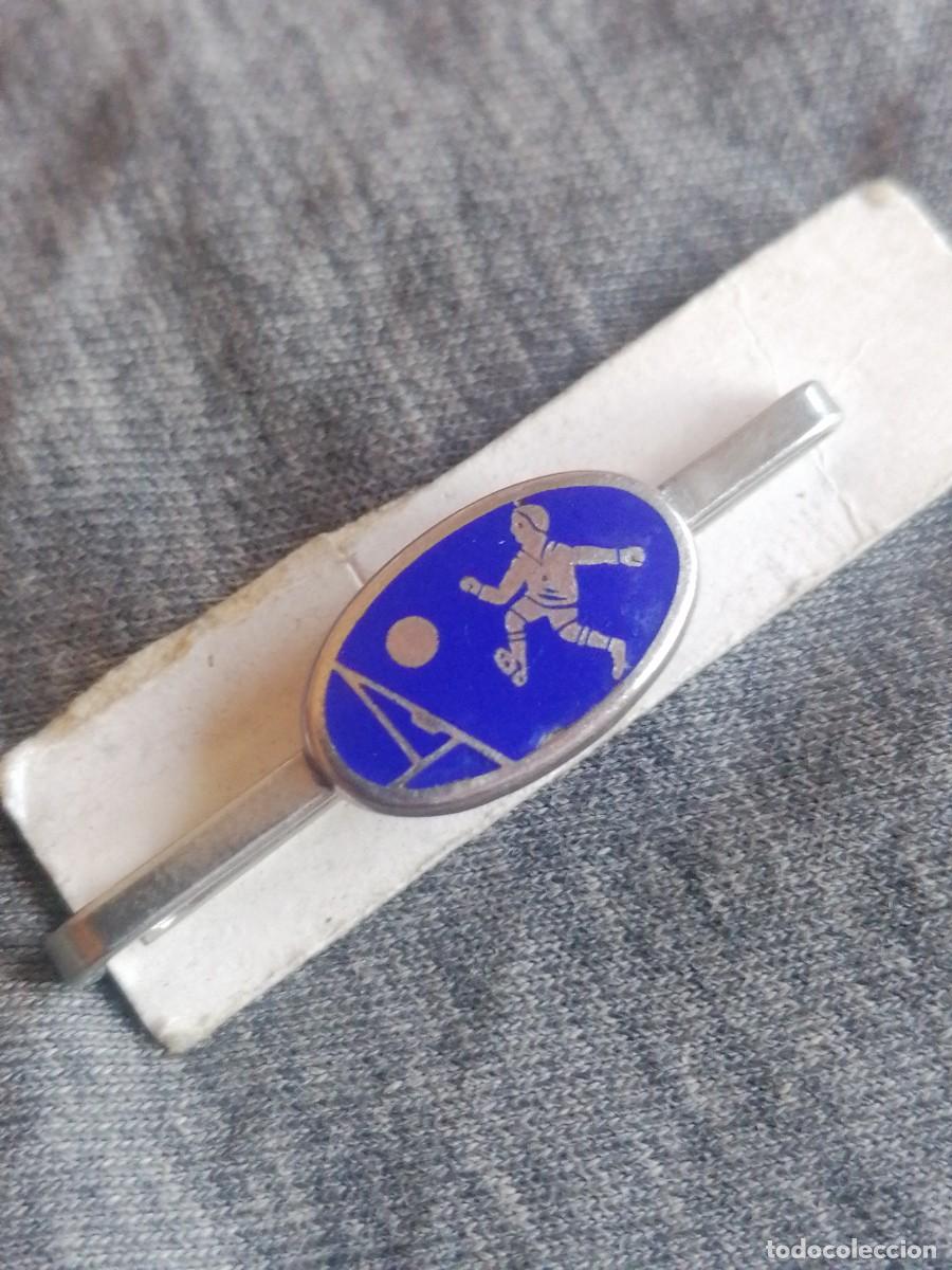 Pins de colecci&oacute;n: Aguja pasacorbatas con motivo de f&uacute;tbol antiguo