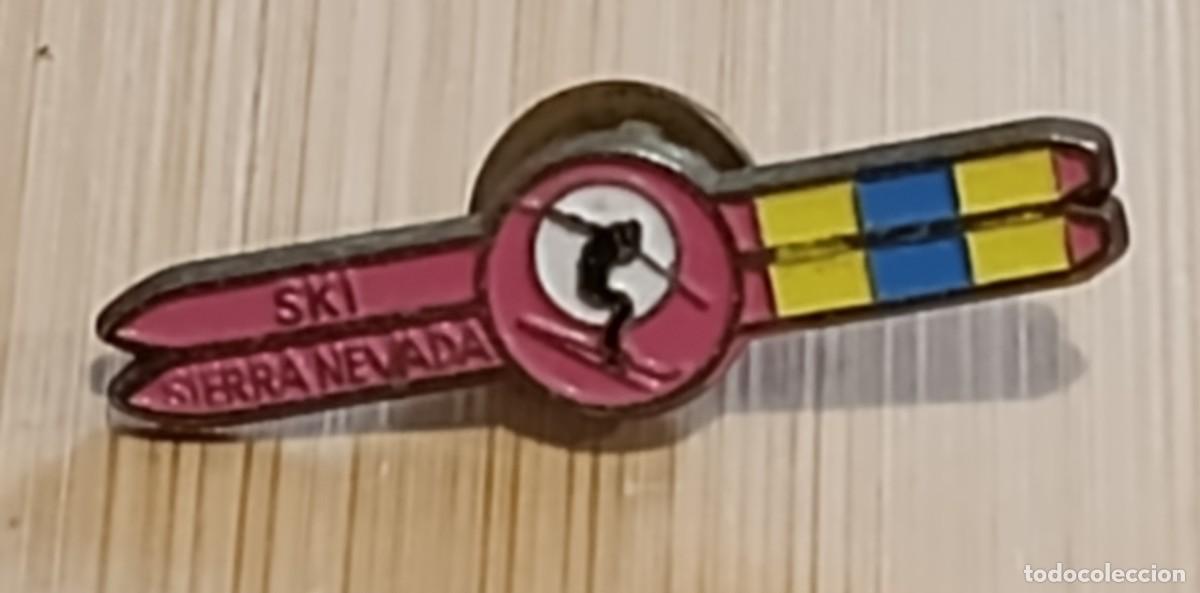 Pins e Spille di collezione: Pin Esqu&iacute; Sierra Nevada Estaci&oacute;n de Esqu&iacute; Granada Souvenir Esmaltado