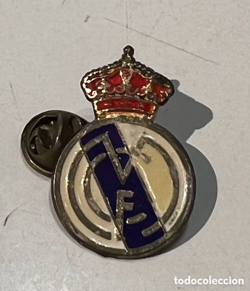 Pins de colecci&oacute;n: Pin. Insignia Real Madrid Club de F&uacute;tbol. Metal. A&ntilde;os 80.