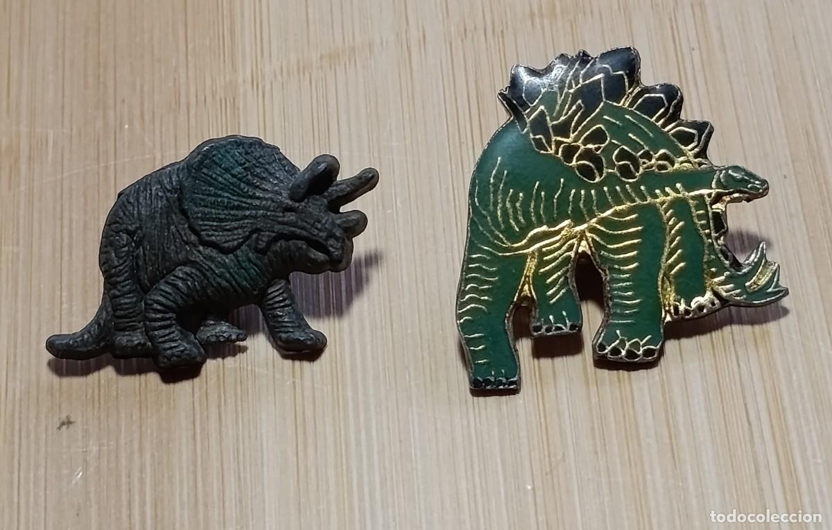 Pins de colecci&oacute;n: Lote de 2 Pins Vintage de Dinosaurios Triceratops en Relieve y Estegosaurio Esmaltado