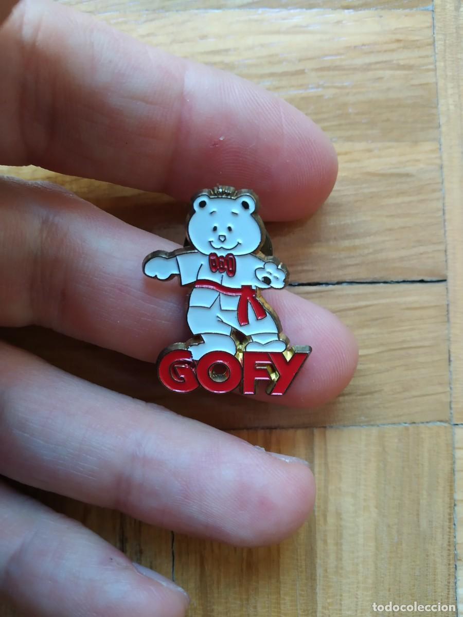 Collection pins: PIN RESTAURANTE GOFY DIBUJO ANIMADO KARATE KARATECA OSO OSITO