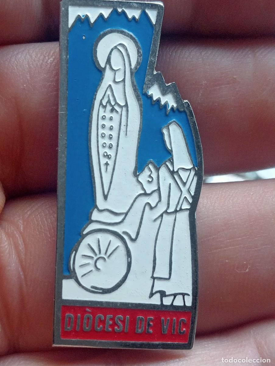Sammlung von Pins: INSIGNIA DI&Oacute;CESIS DE VIC CATALU&Ntilde;A HOSPITALIDAD PEREGRINACI&Oacute;N LOURDES RELIGIOSA PINS SOLAPA