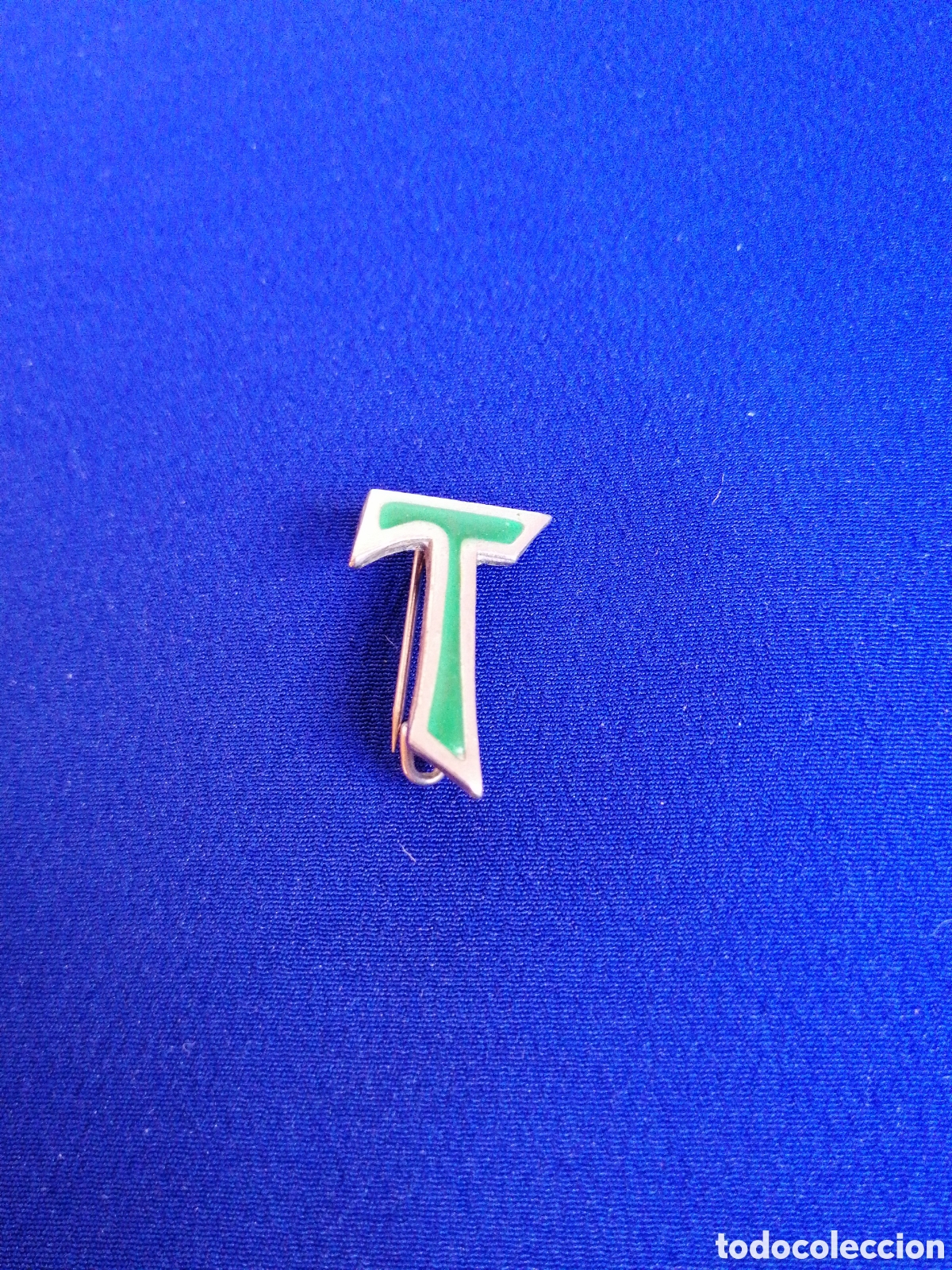 Sammlung von Pins: CRUZ DE TAU FRANCISCANOS - TEMPLARIOS - TARRAGONA- COLOR VERDE - INSIGNIA DE ALFILER ANTIGUA