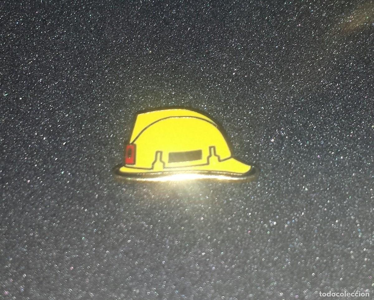 Pins de colecci&oacute;n: ANTIGUO PIN CASCO DE BOMBERO - Foto 1