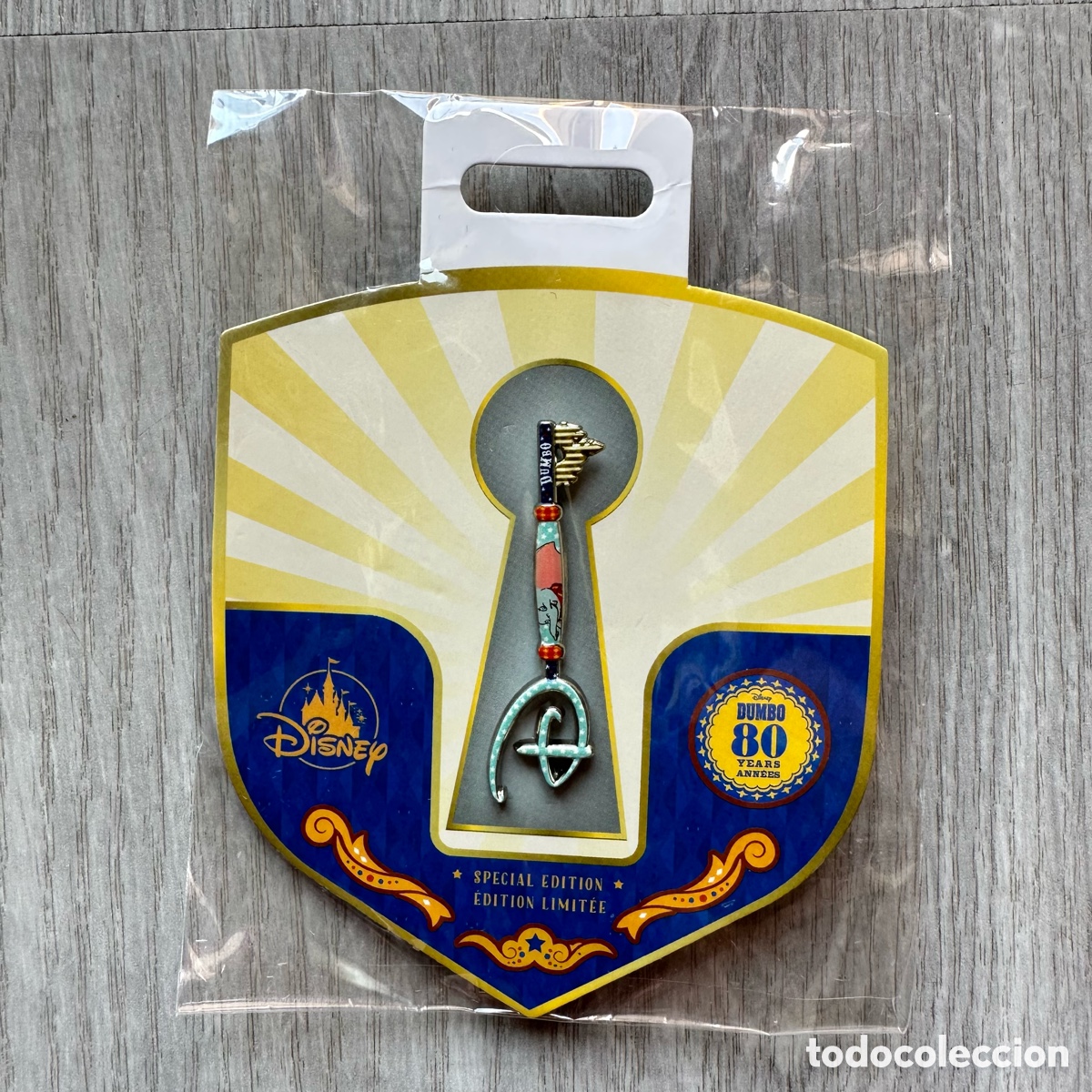 Pins de colecci&oacute;n: Pin llave de Opening Ceremony, Dumbo, 80.&ordm; aniversario, Disney Store.