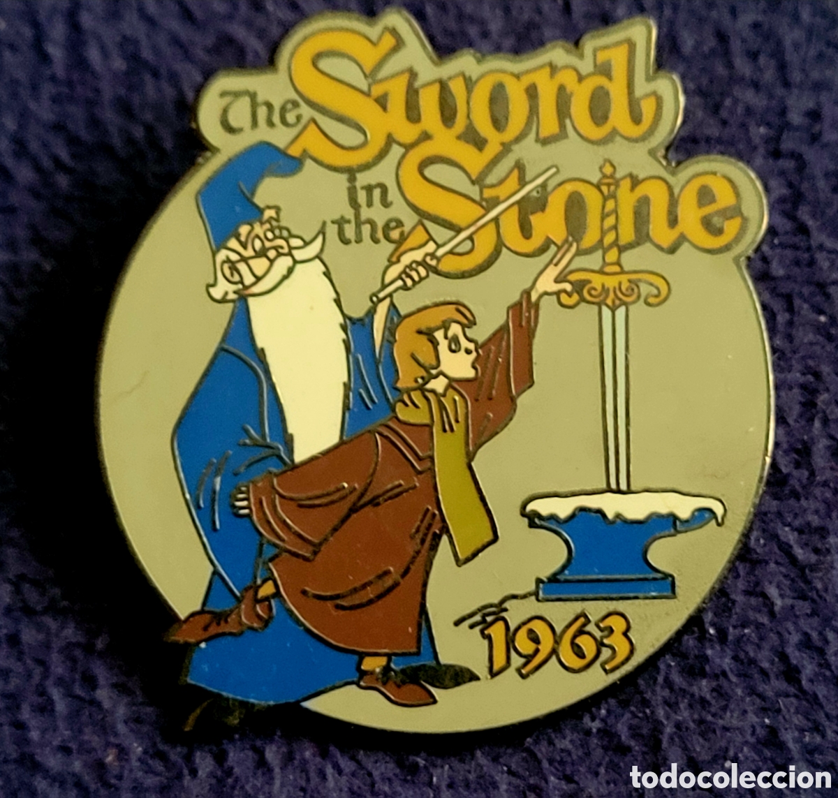 Pins de colecci&oacute;n: Bonito pin original Disney 'Sword in the stone' Merlin el encantador Countdown to the Millenium
