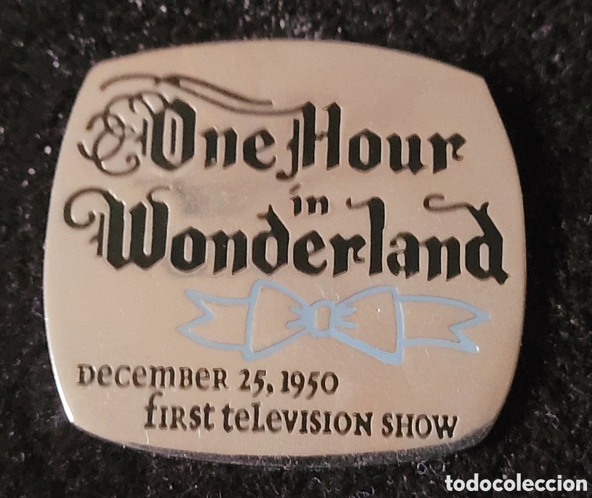 Pins de colecci&oacute;n: Bonito pin original Disney 'One hour in Wonderland ', serie Countdown to the Millenium