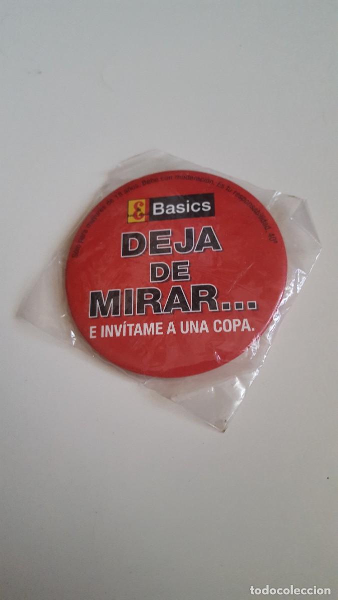 Pins de colecci&oacute;n: Pin de chapa/bot&oacute;n con imperdible/alfiler/aguja/broche. Whisky J&B. Deja de mirar...