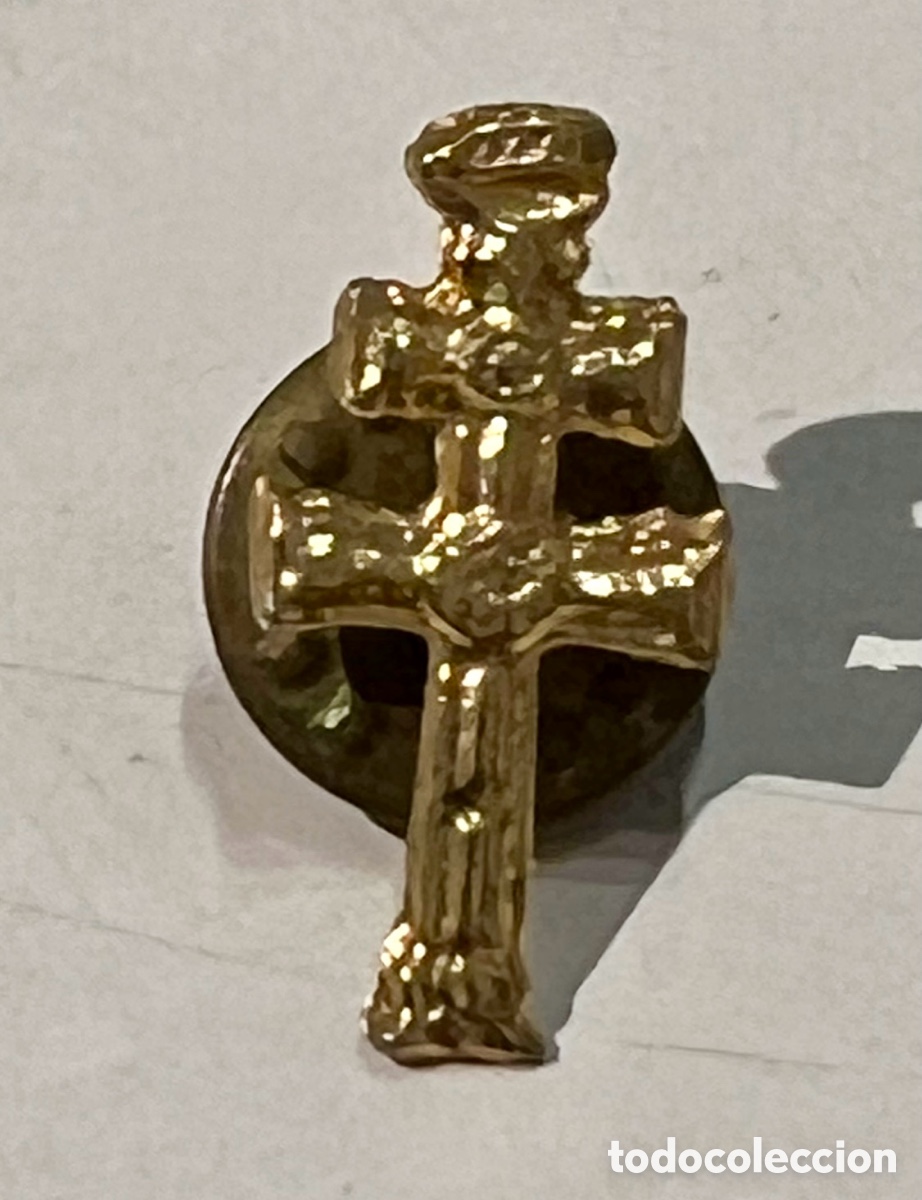 Pins de colecci&oacute;n: Pin. Cruz de Caravaca. Metal dorado.