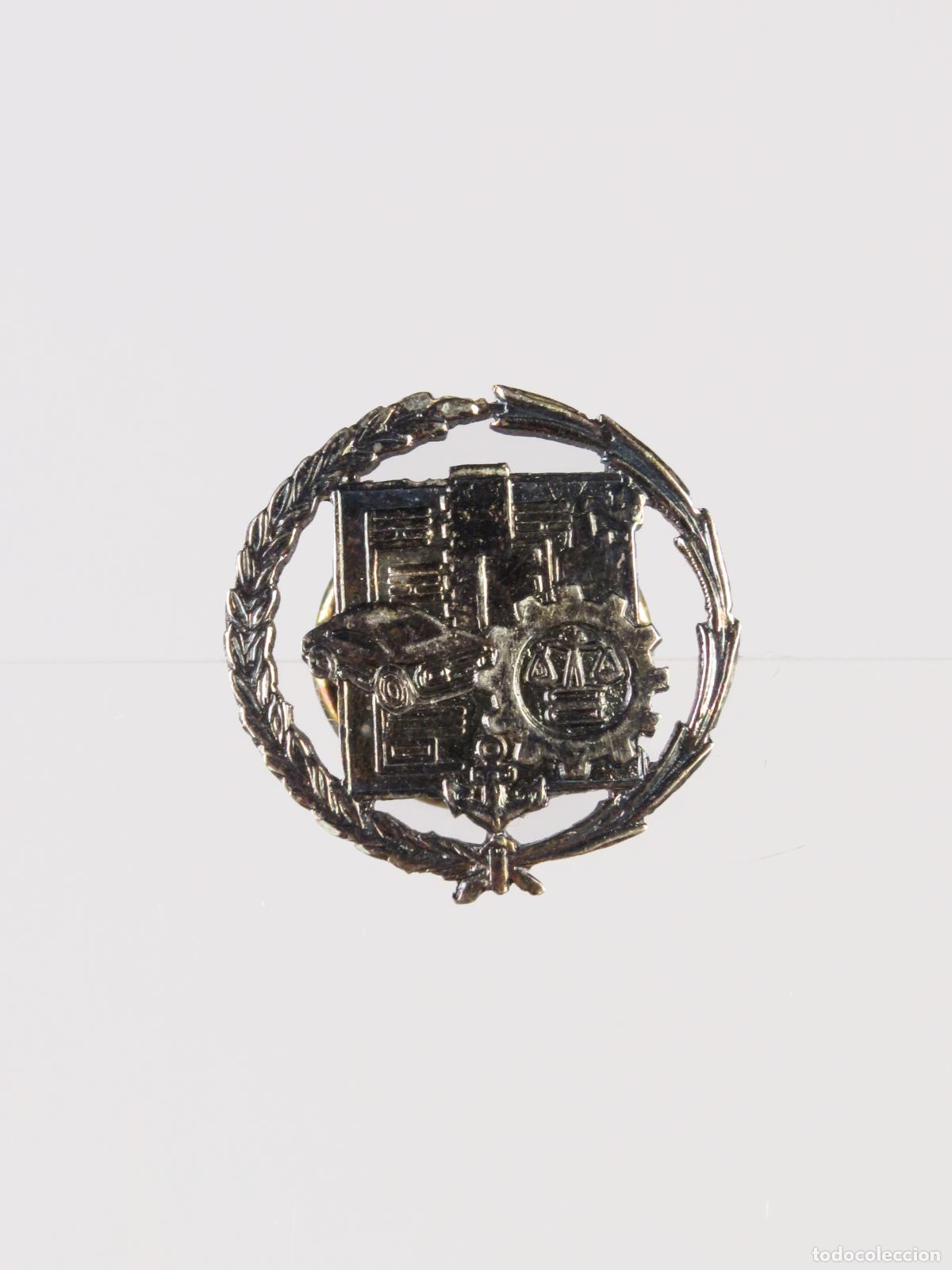 Pins de colecci&oacute;n: Pin ingenieros justicia autom&oacute;vil metal plateado segunda mitad S XX