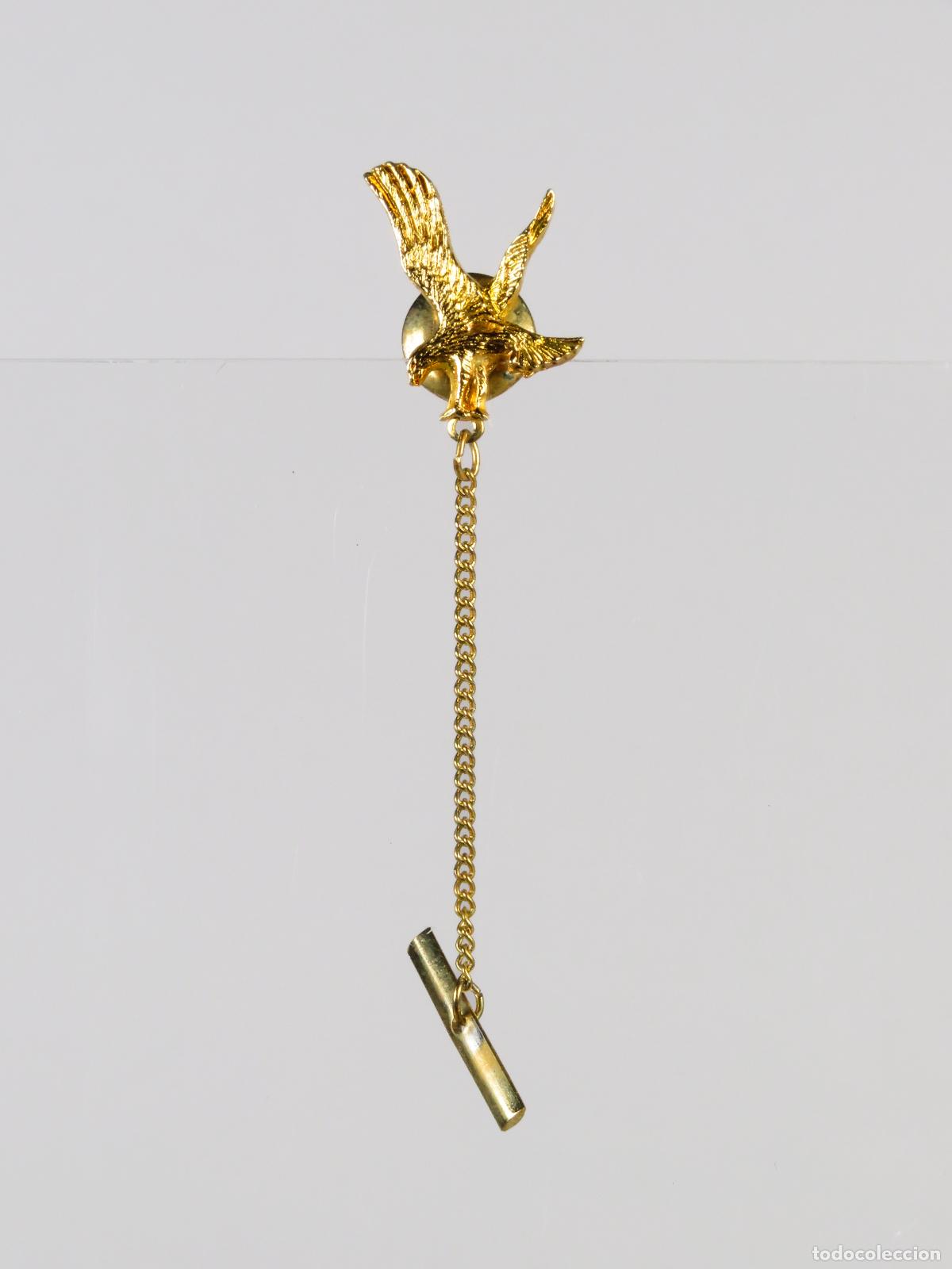 Pins de colecci&oacute;n: Pin &aacute;guila relieve metal dorado segunda mitad S XX