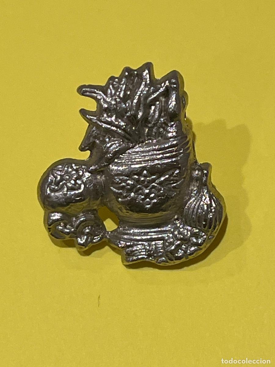 Pins de colecci&oacute;n: Pin Insignia BODEGON Fruits And Vegetables. Silver Plated Metal. Vintage 80s