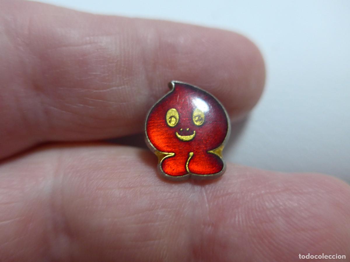 Pin's de collection: PIN GOTA DONANTE DE SANGRE