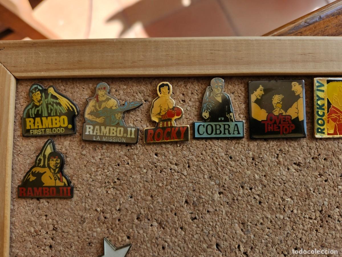 Pins de colecci&oacute;n: Pins Sylvester Stallone con pel&iacute;culas m&iacute;ticas como Rocky Rambo del mejor cine de acci&oacute;n de 80s y 90s