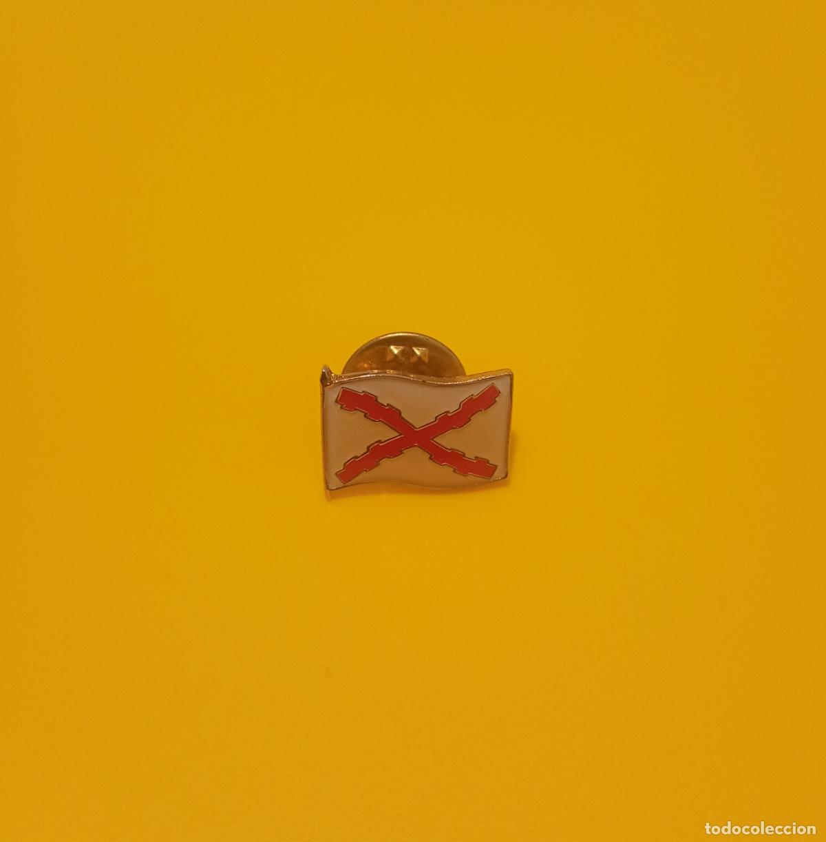 Pins de colecci&oacute;n: Pin. Bandera cruz de Borgo&ntilde;a. Aspas de San Andr&eacute;s. Carlista, carlismo, Requet&eacute;.