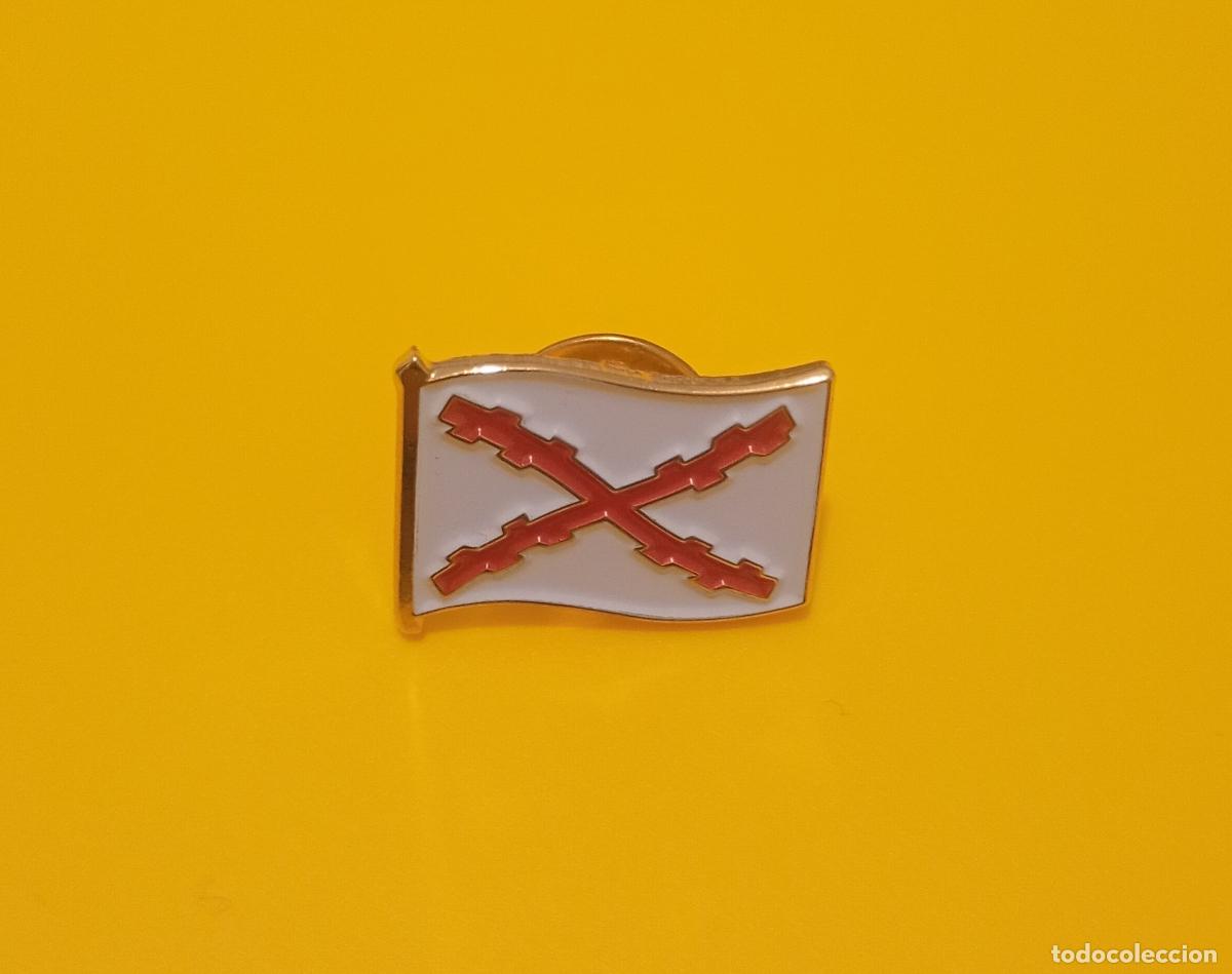 Pins de colecci&oacute;n: Pin. Bandera cruz de Borgo&ntilde;a. Aspas de San Andr&eacute;s. Carlista, carlismo, Requet&eacute;.