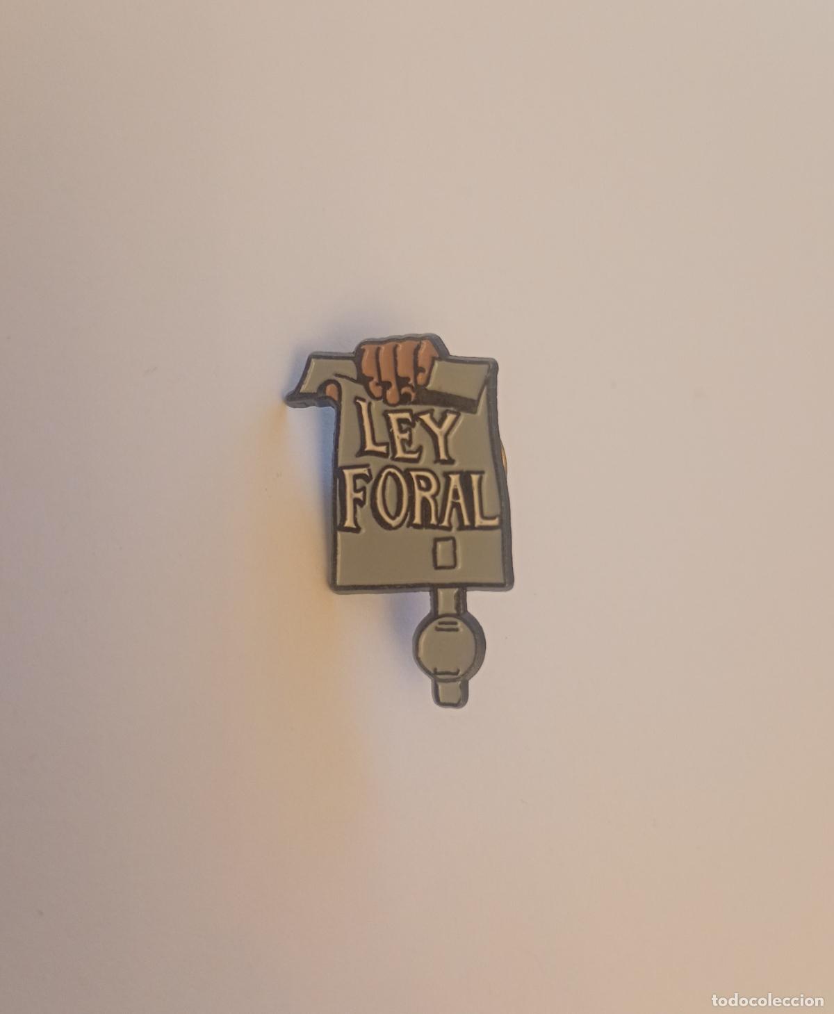 Collection pins: Pin. Ley foral. Pol&iacute;tico. Navarra. Fueros.