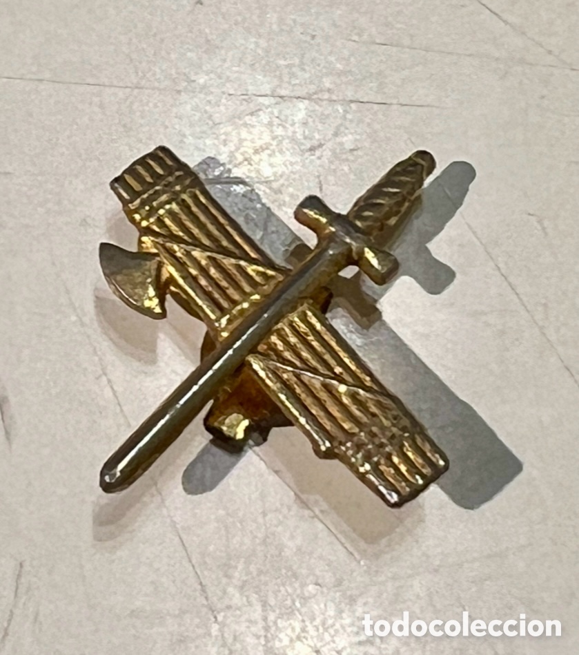 Pins de colecci&oacute;n: Pin de ojal. Emblema de la Guardia Civil. Metal dorado.