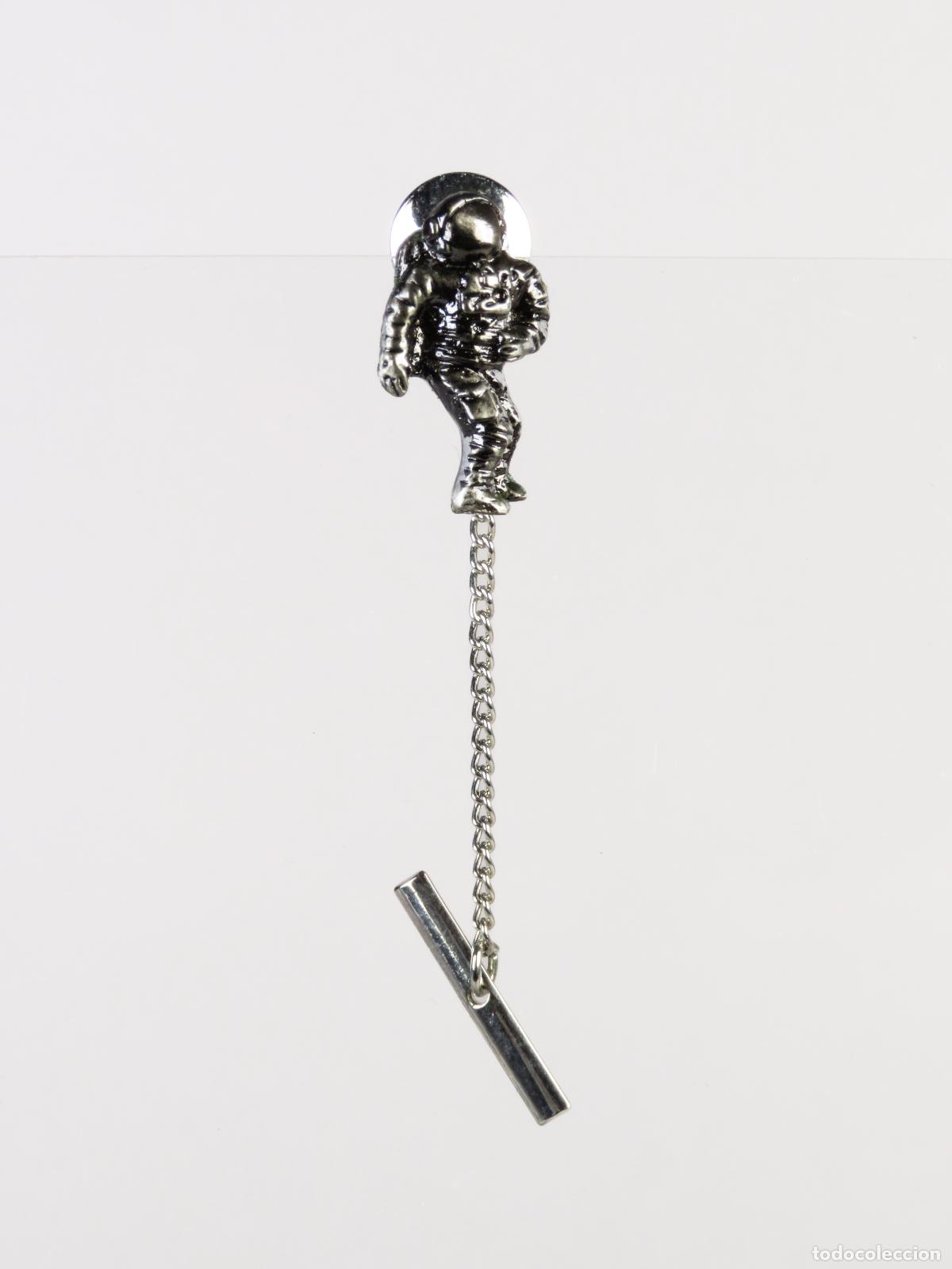 Pins de colecci&oacute;n: Pin astronauta metal plateado segunda mitad S XX