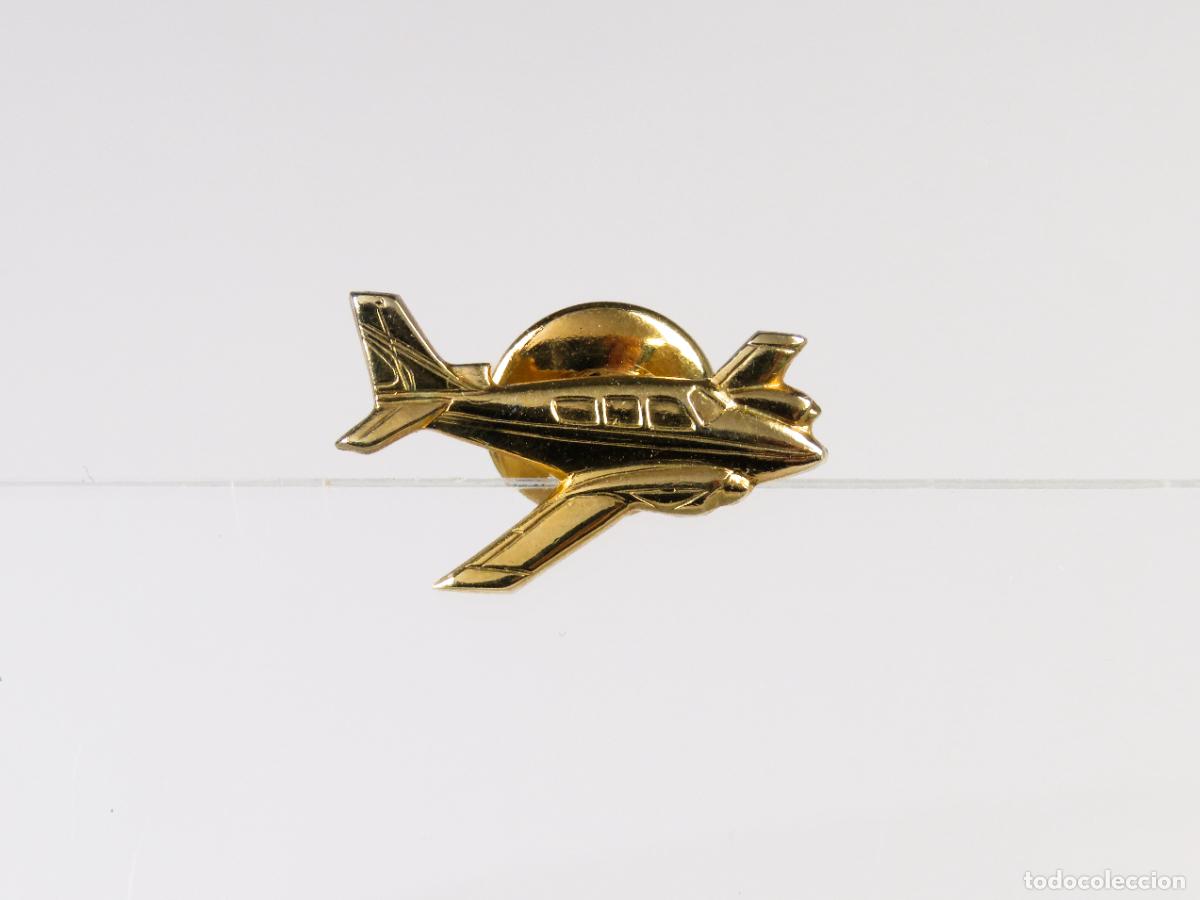 Pins de colecci&oacute;n: Pin avioneta Cessna bimotor metal dorado segunda mitad S XX