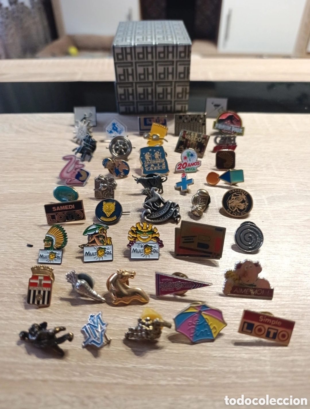 Pins de colecci&oacute;n: Lote de pins antiguos variados - Tem&aacute;tica Cine (Jurassic Park), Los Simpson, Loto, Publicidad y Espa