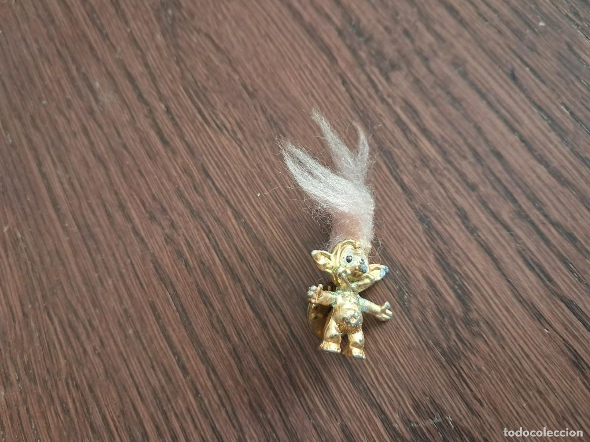 Pins de colecci&oacute;n: pin de metal, figura, troll.