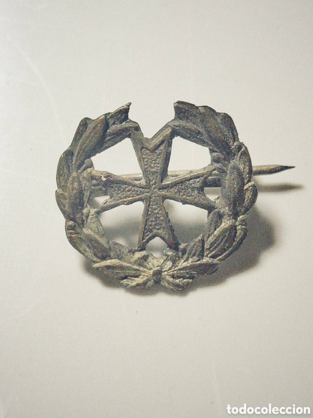 Pins de colecci&oacute;n: Insignia militar del cuerpo de sanidad. En plata. Cruz de Malta laureada