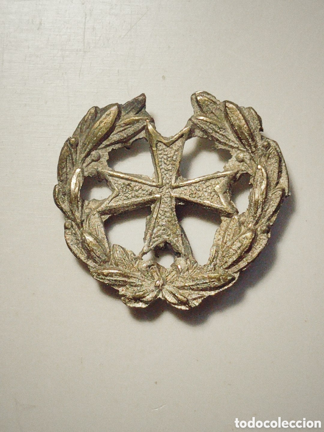 Pins de colecci&oacute;n: Insignia militar espa&ntilde;ola del cuerpo de Sanidad. En plata.