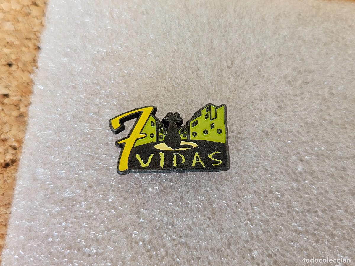 Pins de colecci&oacute;n: Pin Siete 7 vidas antena 3 cadena de television tv pins