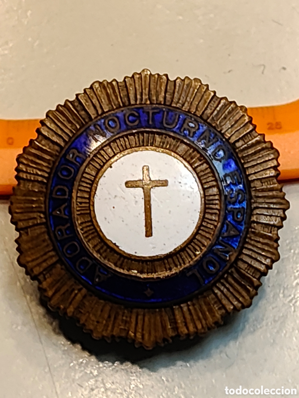 Pins de colecci&oacute;n: insignia antigua esmaltada de la Adoraci&oacute;n Nocturna Espa&ntilde;ola Juan Gamper grabado al dorso