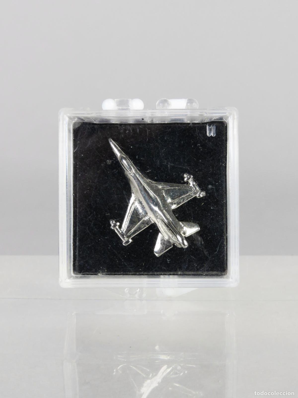 Pins de colecci&oacute;n: Pin avi&oacute;n combate tipo caza metal plateado segunda mitad S XX