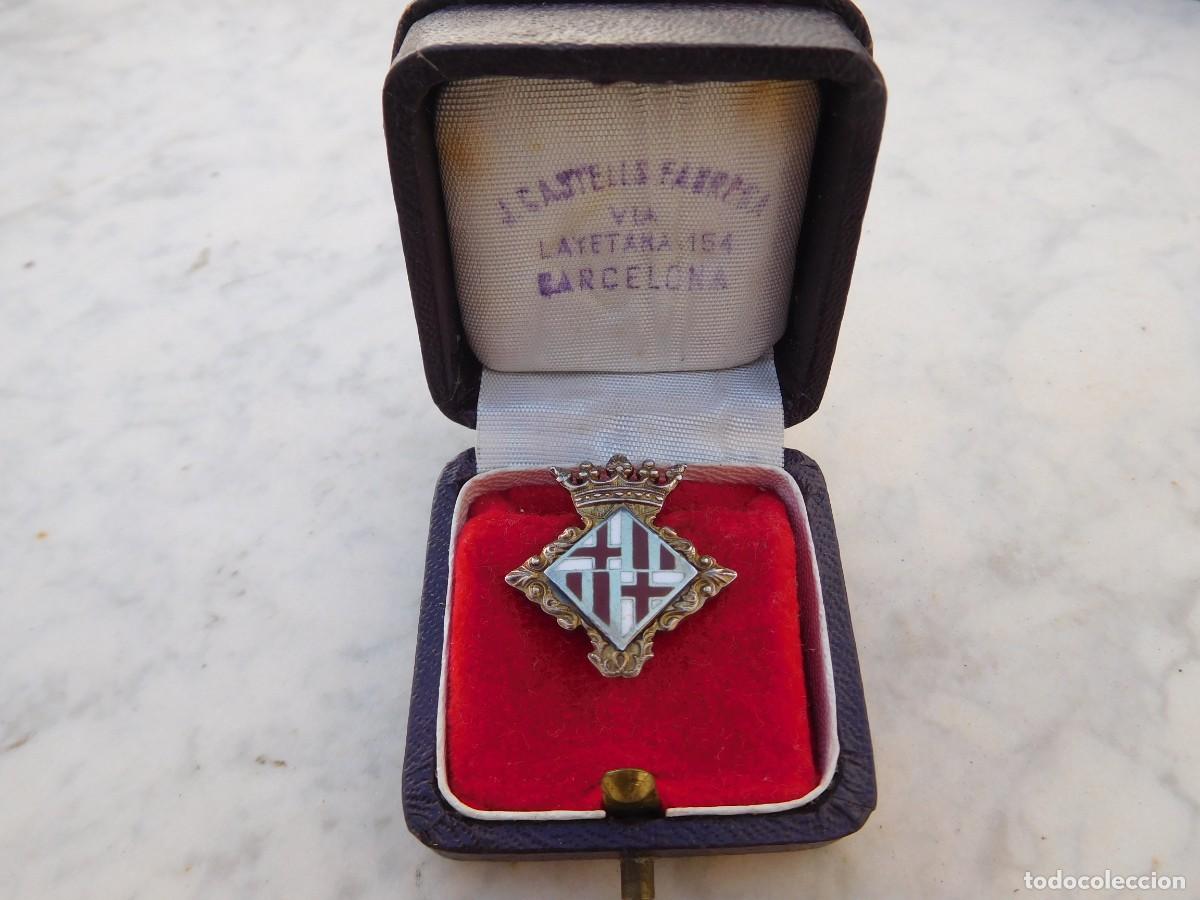 Pins de colecci&oacute;n: Insignia antigua de plata y esmalte ayuntamiento de Barcelona con su caja Castells