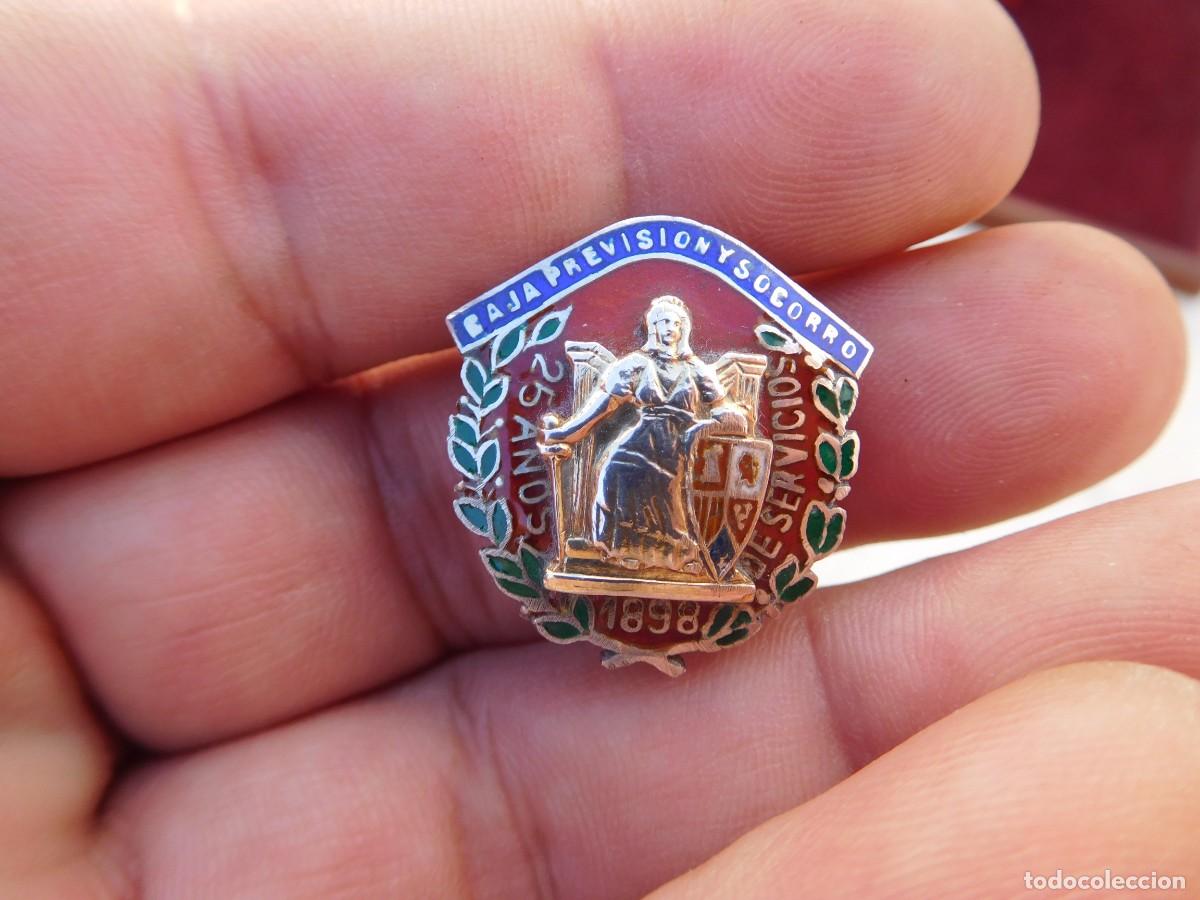 Pins de colecci&oacute;n: Insignia antigua de plata y esmalte caja de previsi&oacute;n y socorro 25 a&ntilde;os de servicio 1898